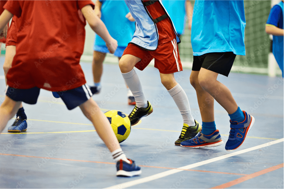 Alunos em aula de futsal